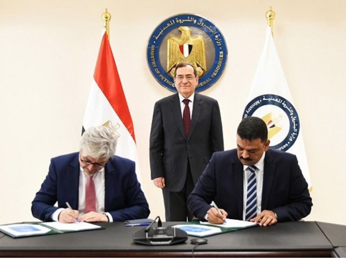 Egypt signs two contracts to explore gold in eastern desert